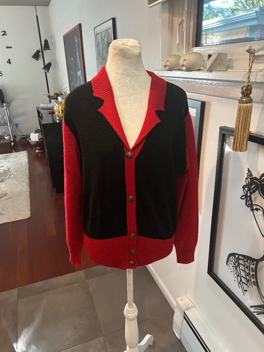STUDIO. VINTAGE SWEATER SIZE MEDIUM RED & BLACK ❤️